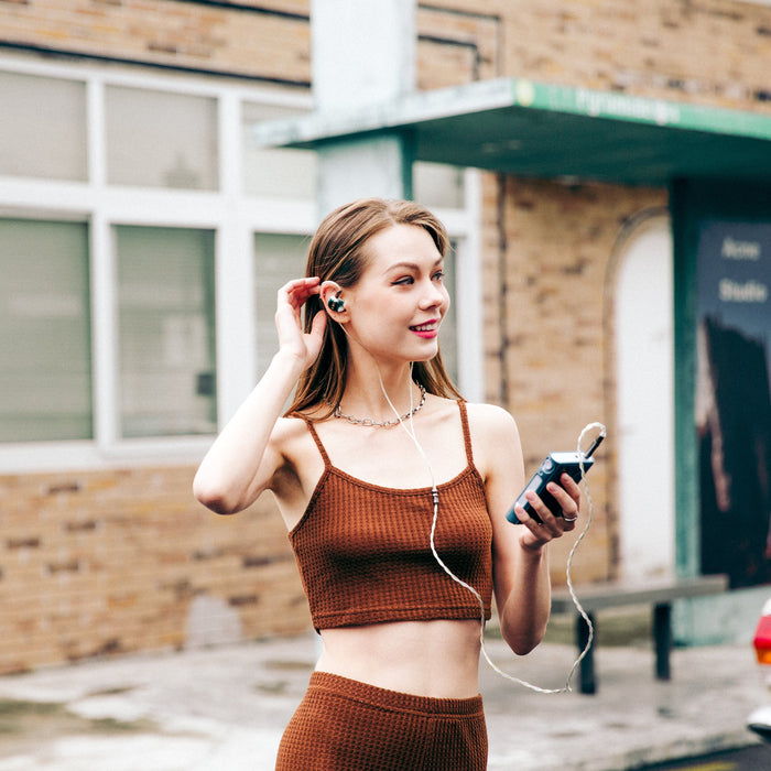 Headphones vs. Earbuds: A Comprehensive Guide to Types, Sound Quality, and Practical Use